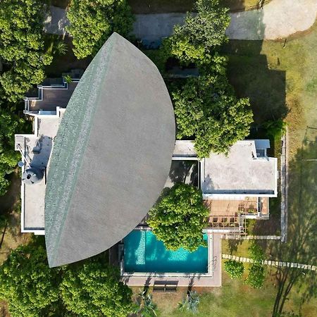 The Leaf By Stayvista - An Enchanting Escape Offering A Pool, Terrace, Lush Lawn, Contemporary Interiors, And Indoor Games Alībāg Exteriér fotografie