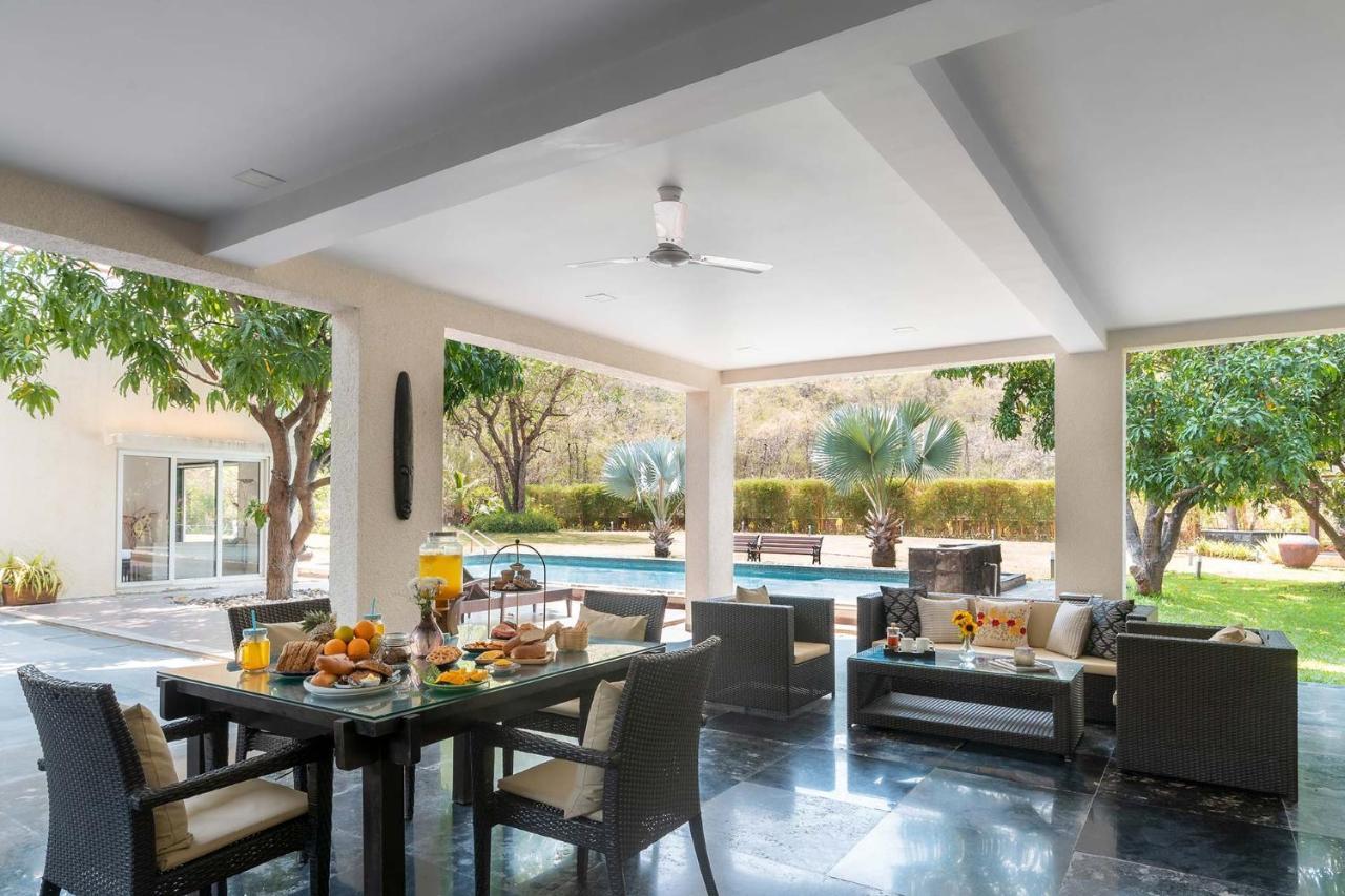 The Leaf By Stayvista - An Enchanting Escape Offering A Pool, Terrace, Lush Lawn, Contemporary Interiors, And Indoor Games Alībāg Exteriér fotografie
