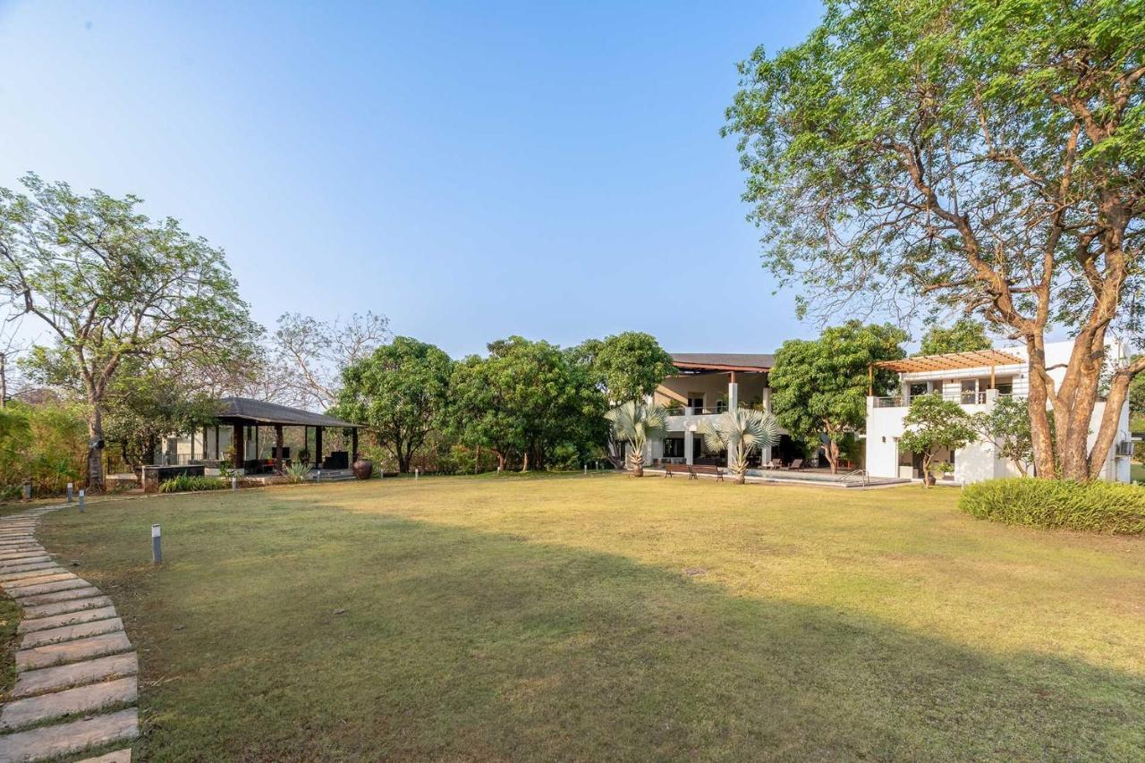 The Leaf By Stayvista - An Enchanting Escape Offering A Pool, Terrace, Lush Lawn, Contemporary Interiors, And Indoor Games Alībāg Exteriér fotografie