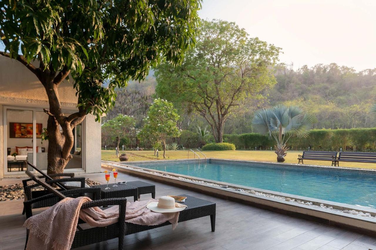 The Leaf By Stayvista - An Enchanting Escape Offering A Pool, Terrace, Lush Lawn, Contemporary Interiors, And Indoor Games Alībāg Exteriér fotografie