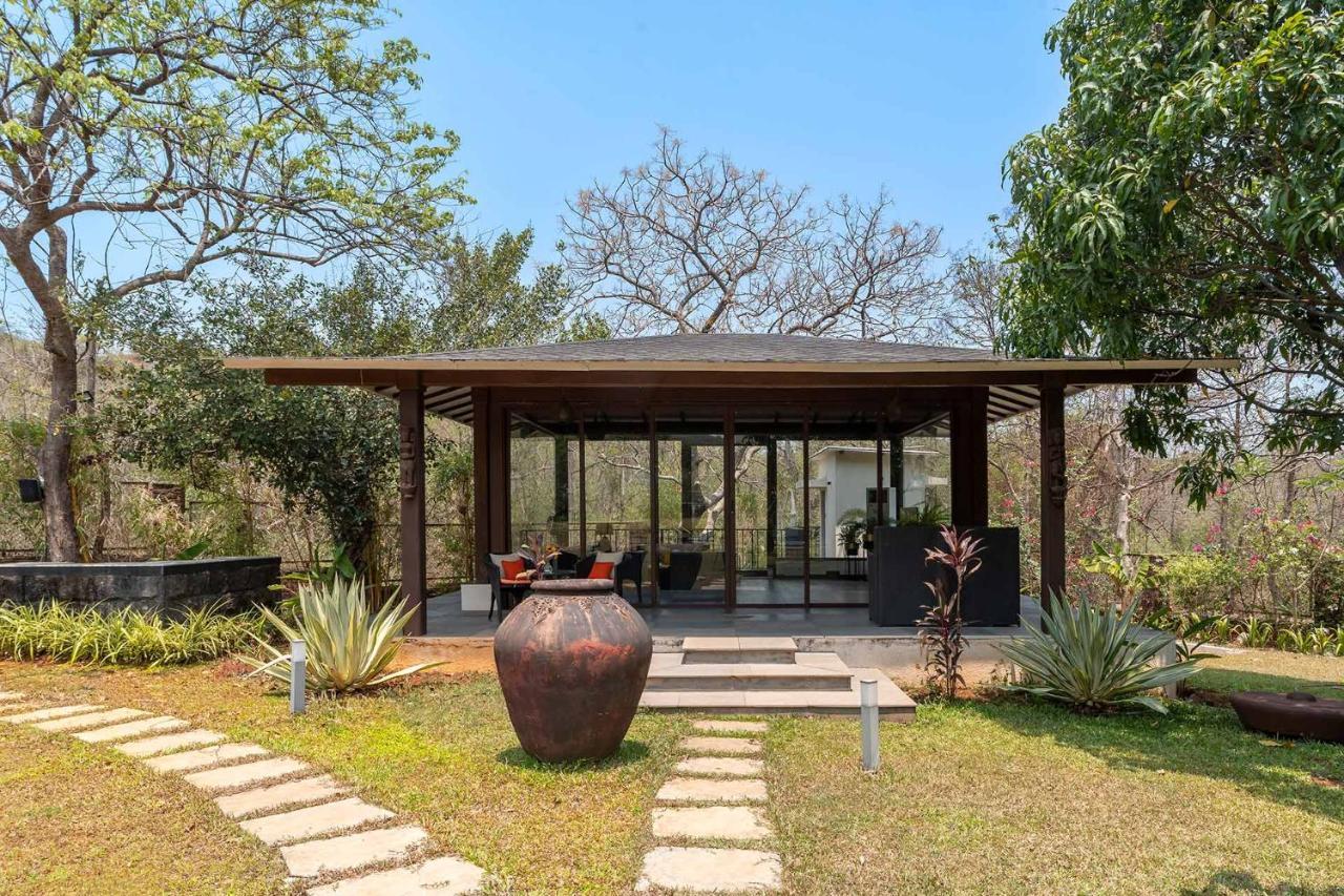 The Leaf By Stayvista - An Enchanting Escape Offering A Pool, Terrace, Lush Lawn, Contemporary Interiors, And Indoor Games Alībāg Exteriér fotografie