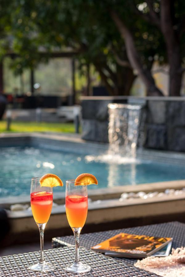 The Leaf By Stayvista - An Enchanting Escape Offering A Pool, Terrace, Lush Lawn, Contemporary Interiors, And Indoor Games Alībāg Exteriér fotografie